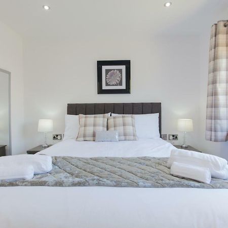 Leys Park Executive Apartments Ντανφέρμλιν Εξωτερικό φωτογραφία