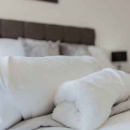 Leys Park Executive Apartments Ντανφέρμλιν Εξωτερικό φωτογραφία